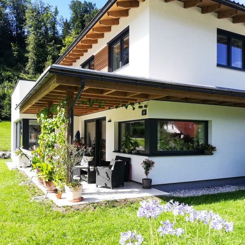 Einfamilienhaus mit überdachtem PKW-Abstellplatz in Göstling an der Ybbs. Hausplanung durch EcoConcept Planungs GmbH aus Lunz am See, Niederösterreich