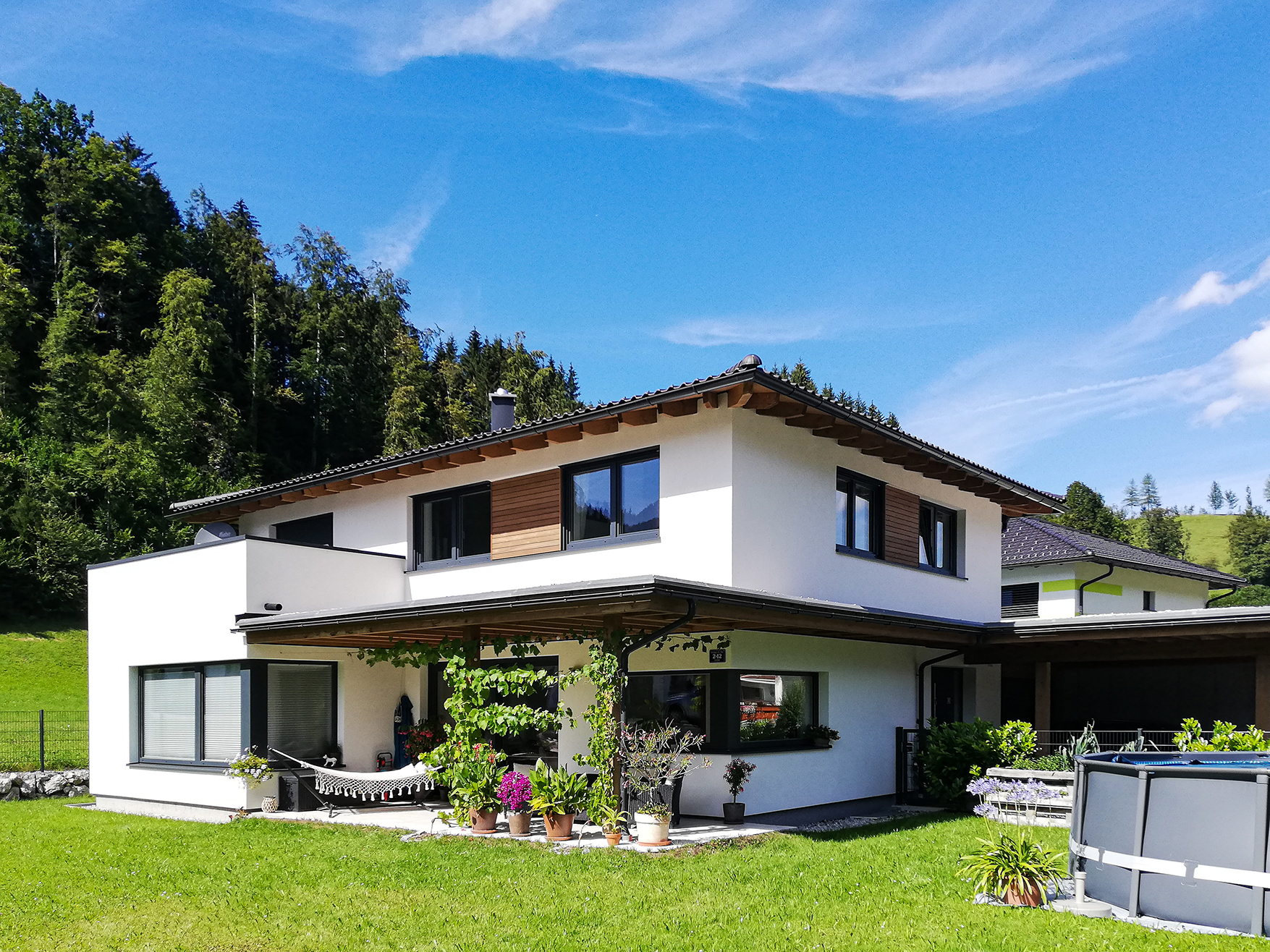 Einfamilienhaus mit überdachtem PKW-Abstellplatz in Göstling an der Ybbs. Hausplanung durch EcoConcept Planungs GmbH aus Lunz am See, Niederösterreich